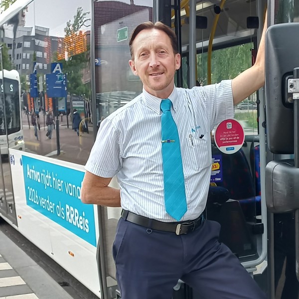 Buschauffeur Paul Jan staat in de deuropening van zijn bus. Buschauffeur Paul Jan staat in de deuropening van zijn bus.