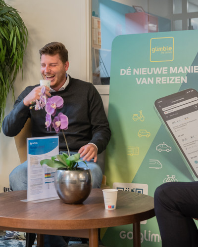 Drie jonge collega's van Arriva drinken samen koffie op kantoor en lachen. Drie jonge collega's van Arriva drinken samen koffie op kantoor en lachen.
