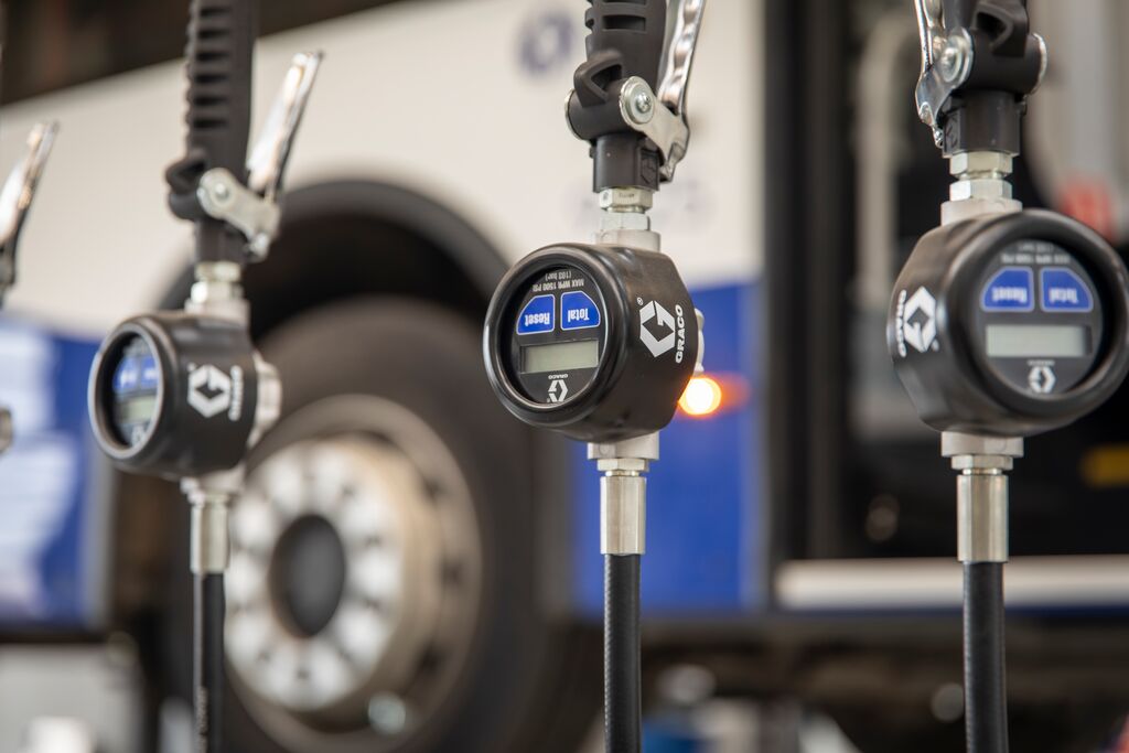 Drie oliemeters in een werkplaats voor Arriva-bussen.