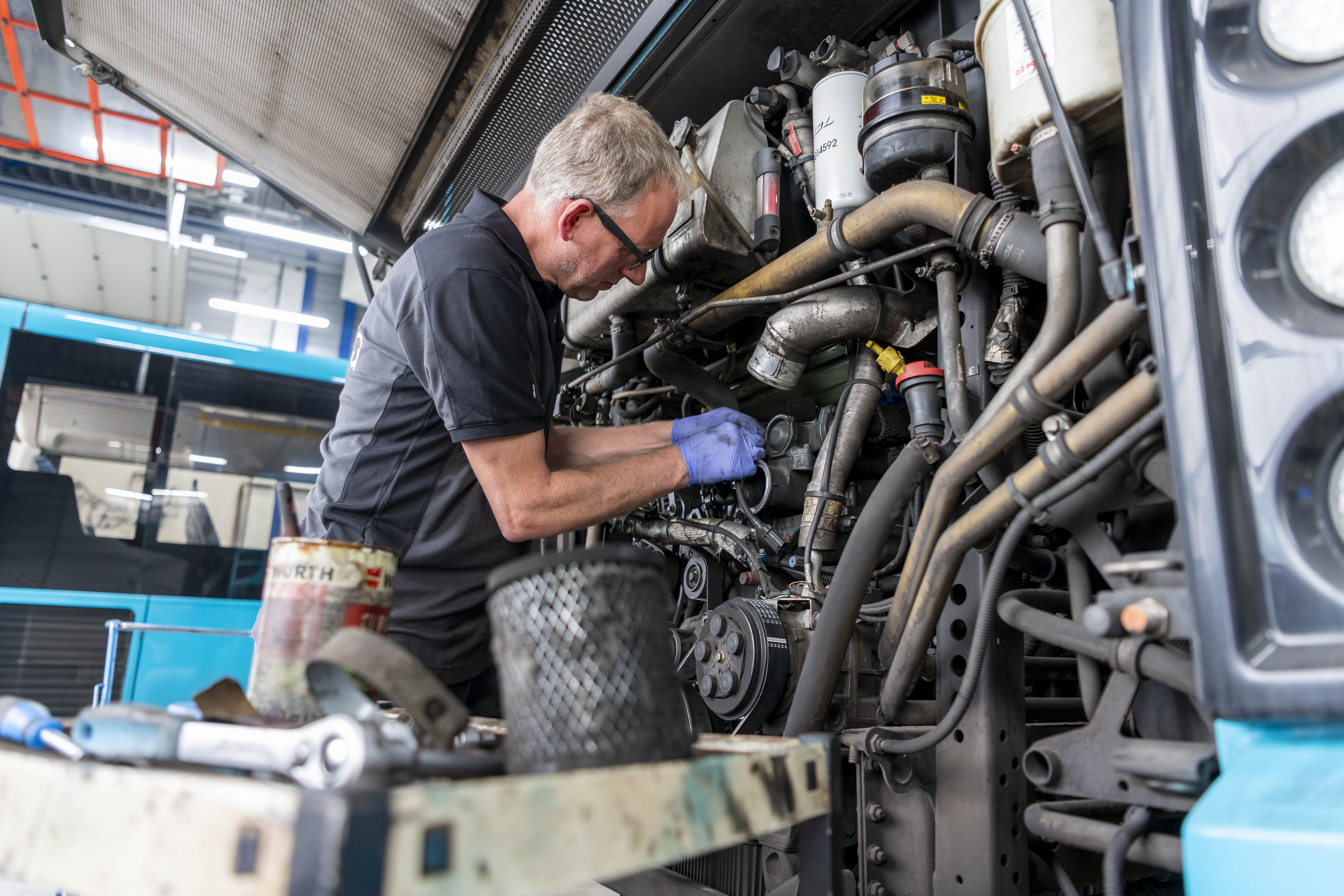 Monteur werkt aan de motor van een Arriva bus.