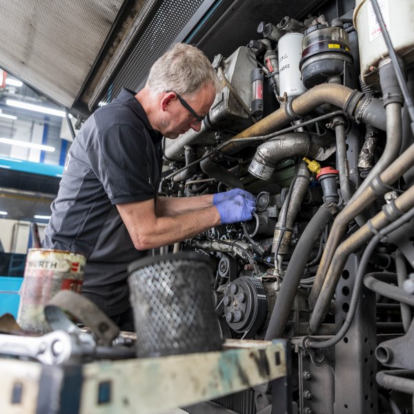 Monteur werkt aan de motor van een Arriva bus. Monteur werkt aan de motor van een Arriva bus.