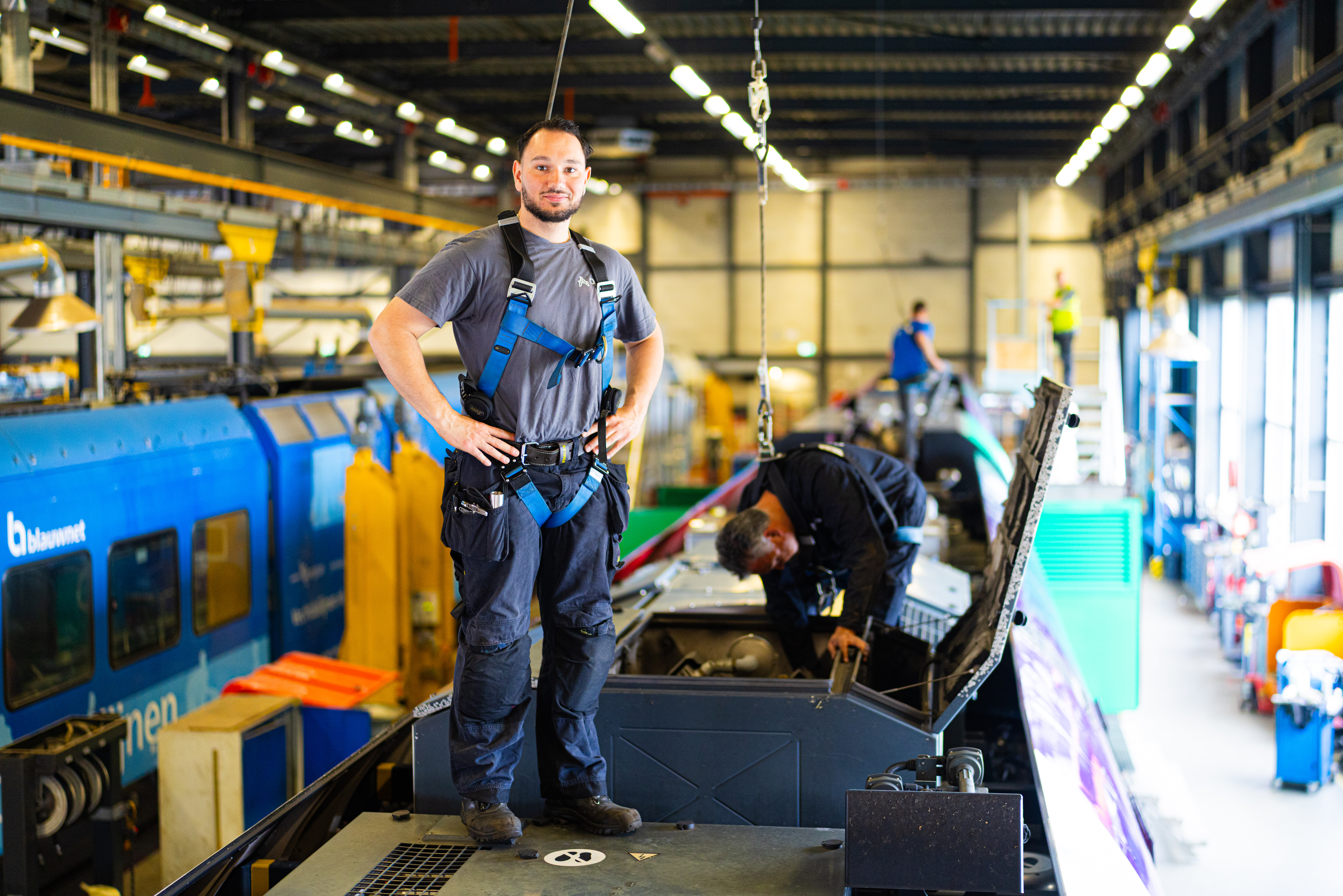 Leerling monteur staat op de trein in de werkplaats