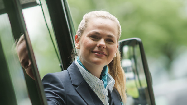 Buschauffeur hangt blij uit haar geparkeerde Arriva-bus. Buschauffeur hangt blij uit haar geparkeerde Arriva-bus.