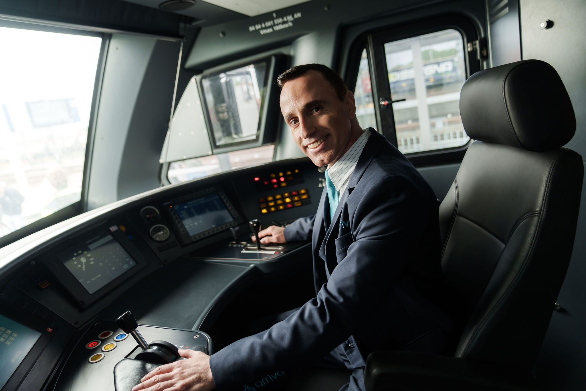 Machinist van Arriva achter de knoppen.