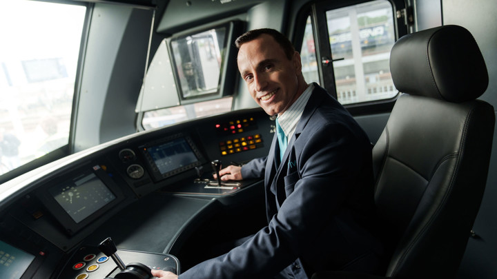 Machinist van Arriva achter de knoppen. Machinist van Arriva achter de knoppen.