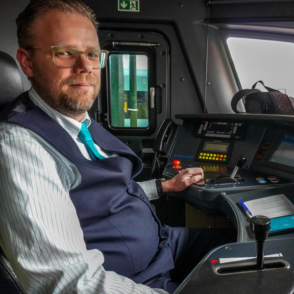 Aspirant machinist Simon van Holst zit achter het bedieningspaneel van een trein. Aspirant machinist Simon van Holst zit achter het bedieningspaneel van een trein.