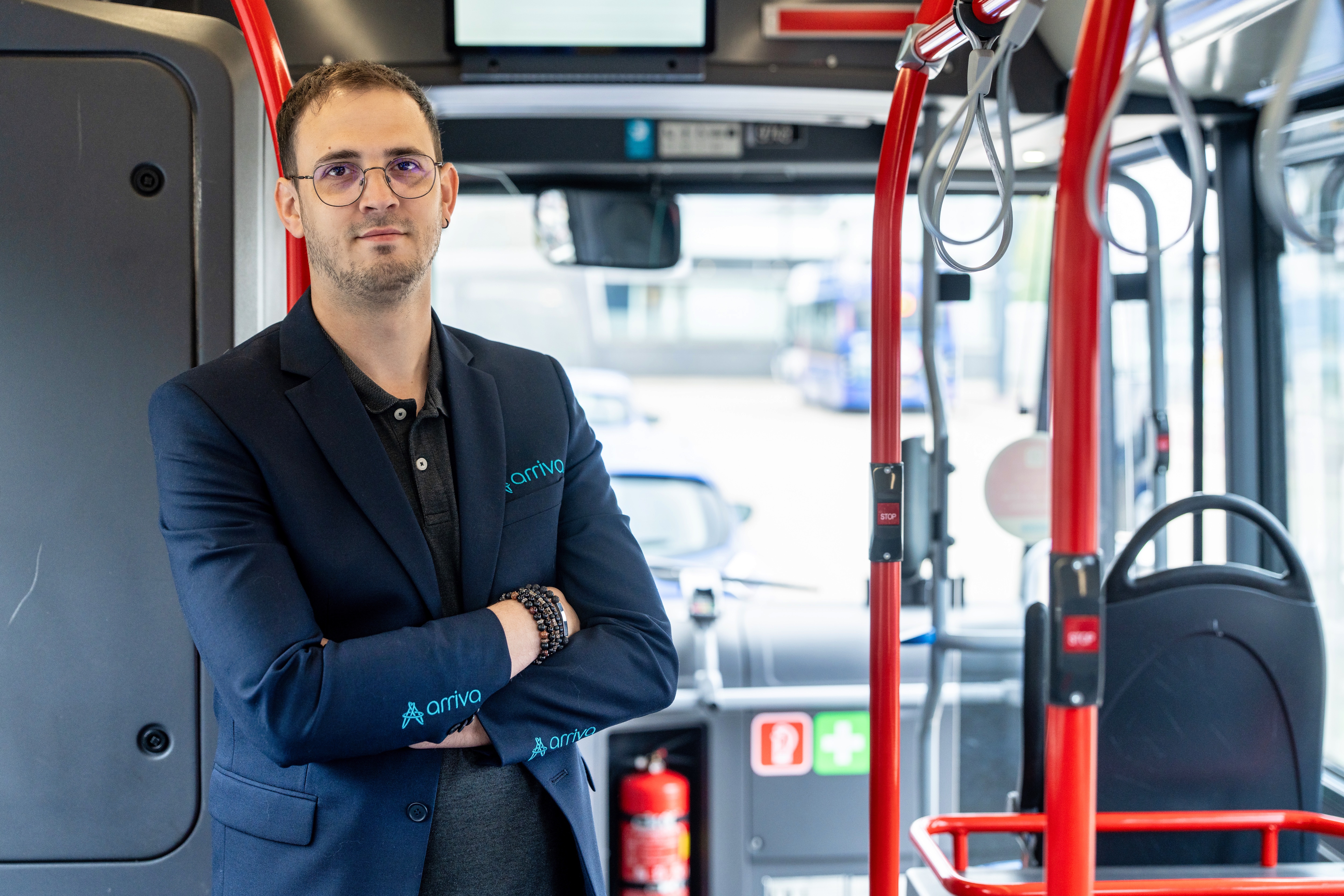 Vestigingsassistent Lars staat in Arriva bus