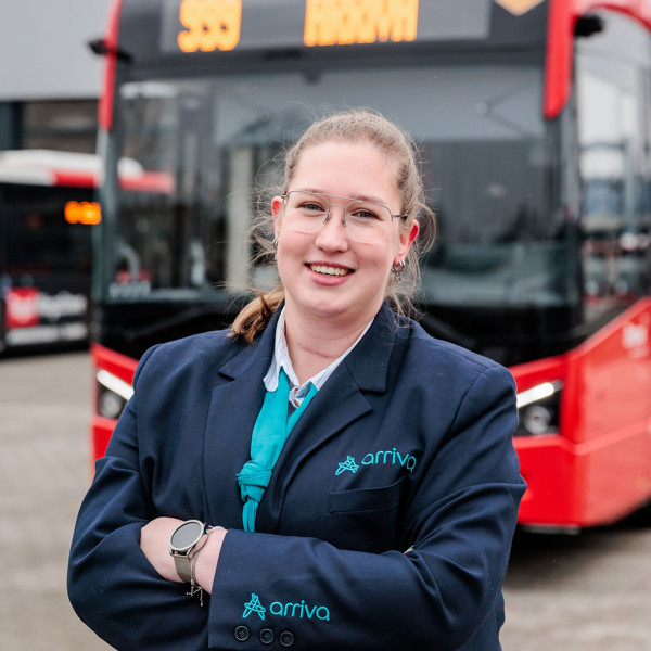 llonka buschauffeur Lachende buschauffeur staat stoer met de armen overkruis voor de bus in Arriva uniform.