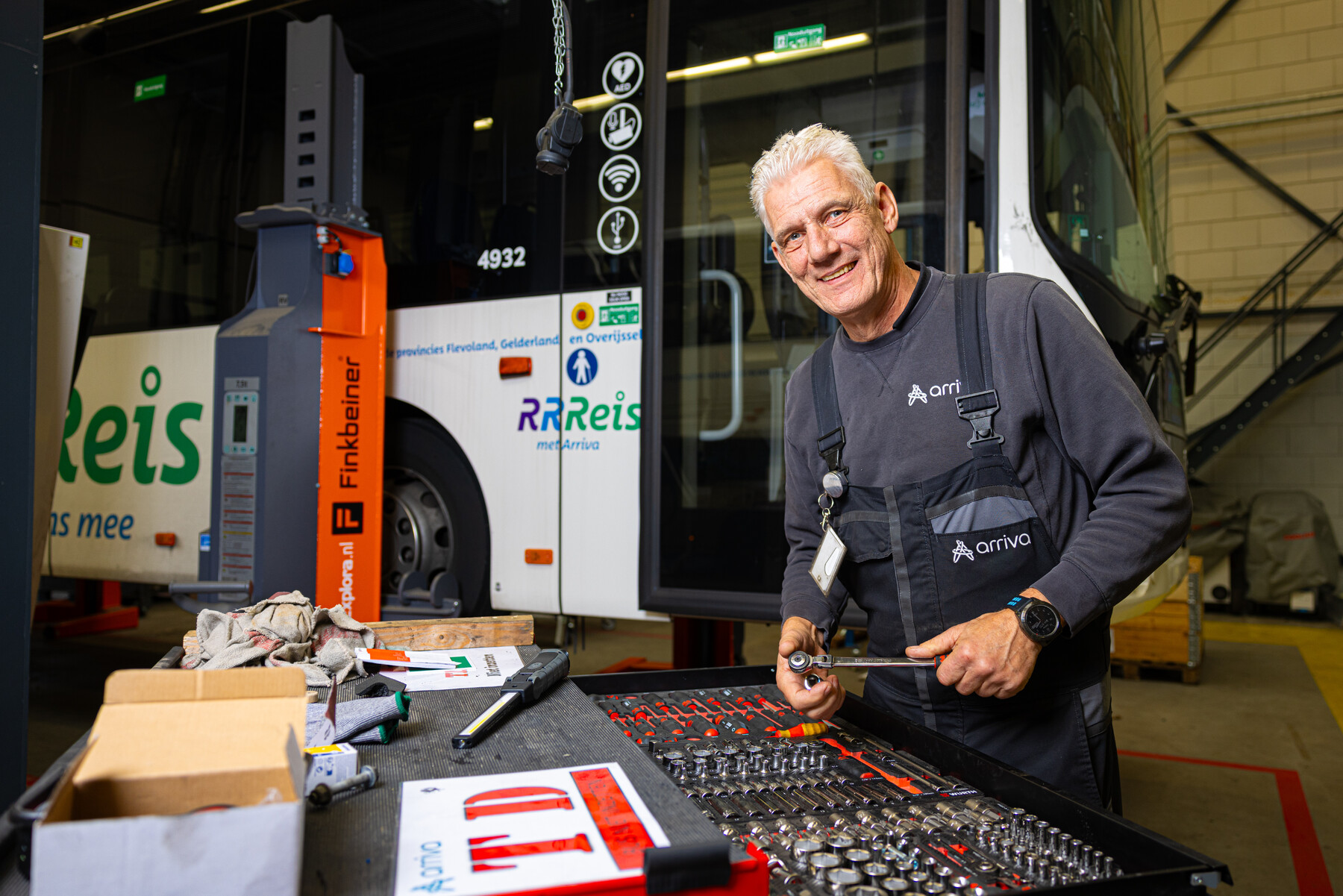 Technisch specialist Rob is aan het werk in de werkplaats van Arriva