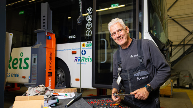 Technisch specialist Rob is aan het werk in de werkplaats van Arriva Technisch specialist Rob is aan het werk in de werkplaats van Arriva