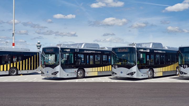 Elektrische zilver-gele Arriva-bussen op een rij onder een blauwe lucht met wolken. Elektrische zilver-gele Arriva-bussen op een rij onder een blauwe lucht met wolken.