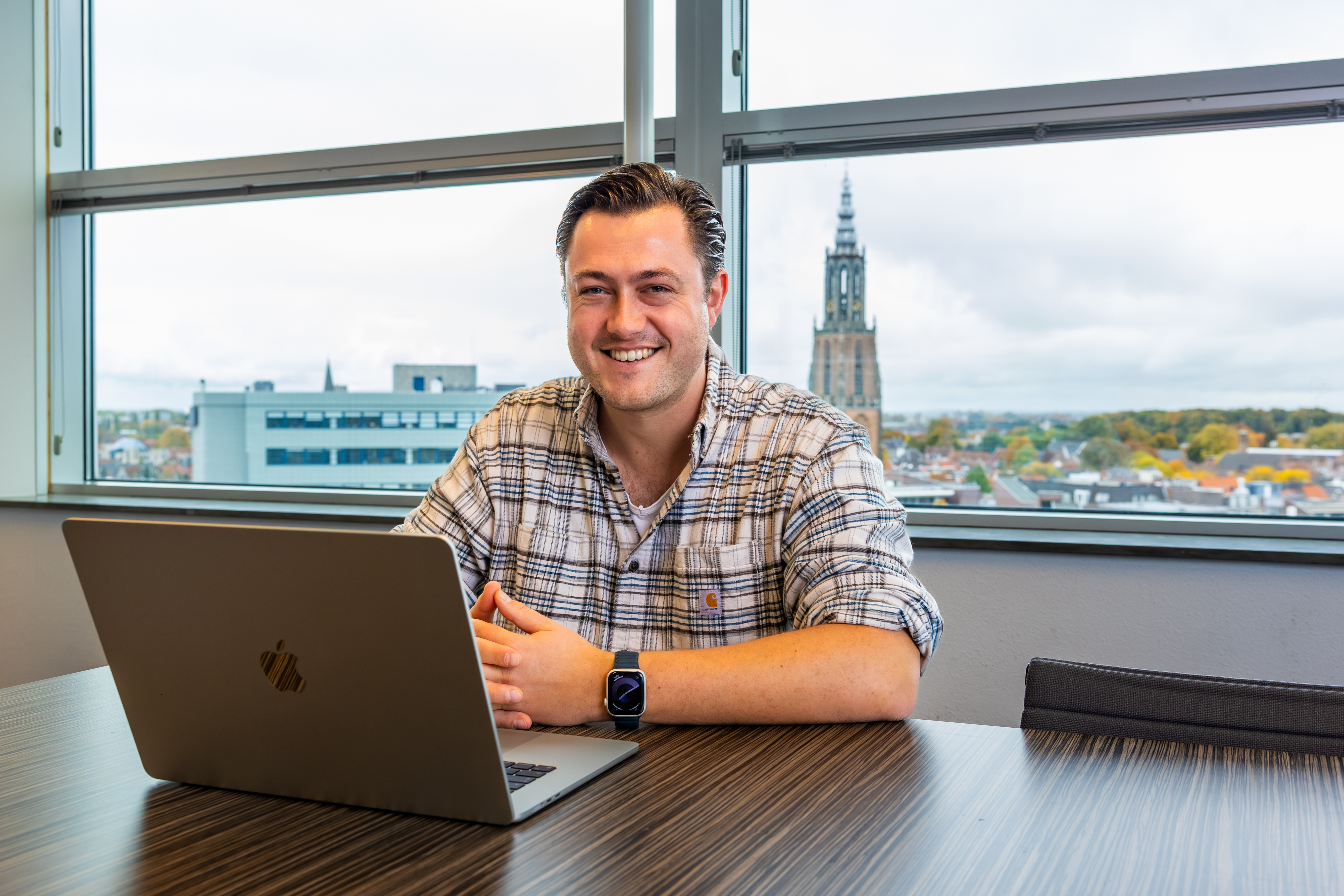 glimbl marketeer Jarco zit achter zijn MacBook