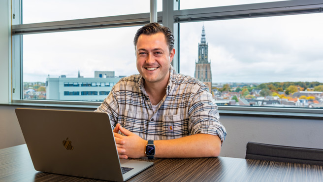 glimbl marketeer Jarco glimbl marketeer Jarco zit achter zijn MacBook