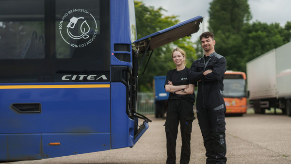 Twee monteurs van Arriva staan bij de open achterklep van een bus. Twee monteurs van Arriva staan bij de open achterklep van een bus.