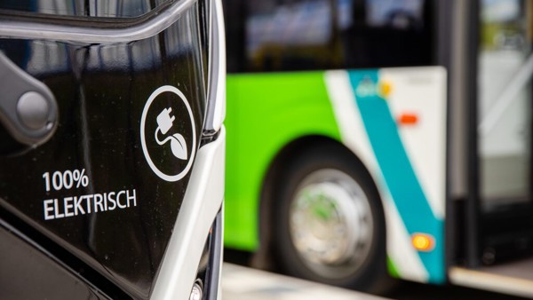 Arriva-bus met logo voor 100% elektrisch rijden. op de achtergrond staat nog een wit-groene Arriva bus. Arriva-bus met logo voor 100% elektrisch rijden. op de achtergrond staat nog een wit-groene Arriva bus.