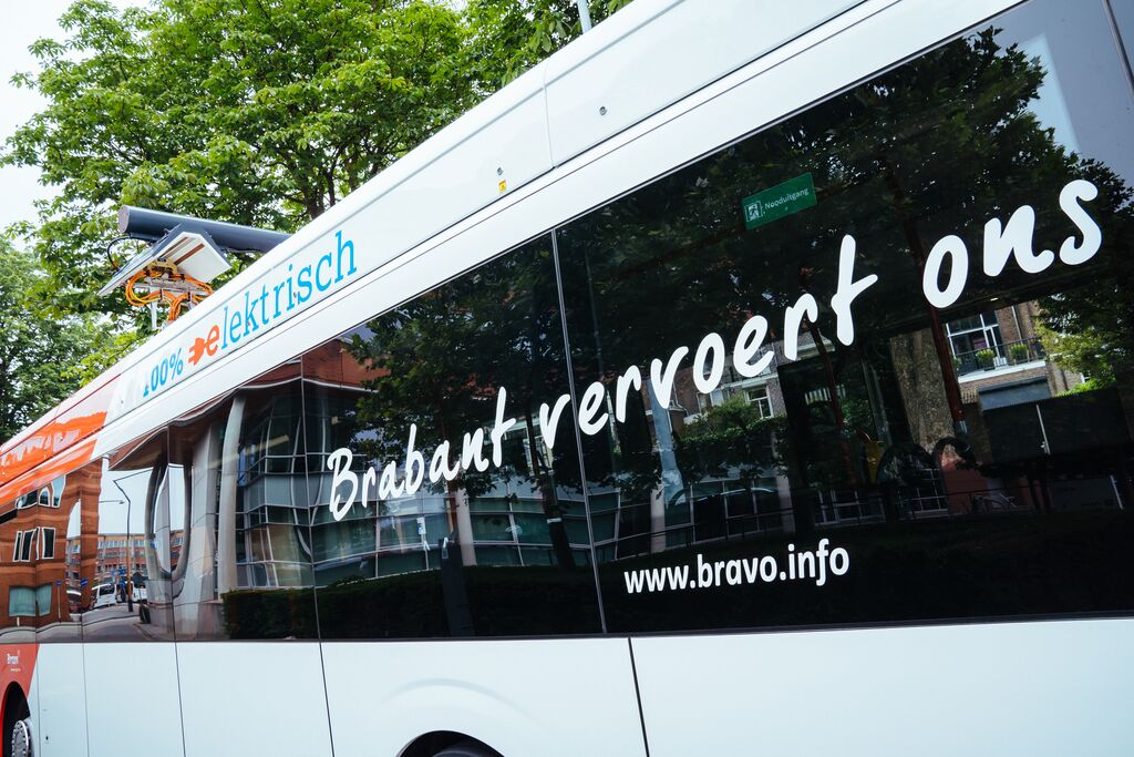 100% elektrische Arriva-bus met het opschrift 'Brabant vervoert ons' op het raam.
