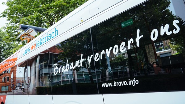 100% elektrische Arriva-bus met het opschrift 'Brabant vervoert ons' op het raam. 100% elektrische Arriva-bus met het opschrift 'Brabant vervoert ons' op het raam.