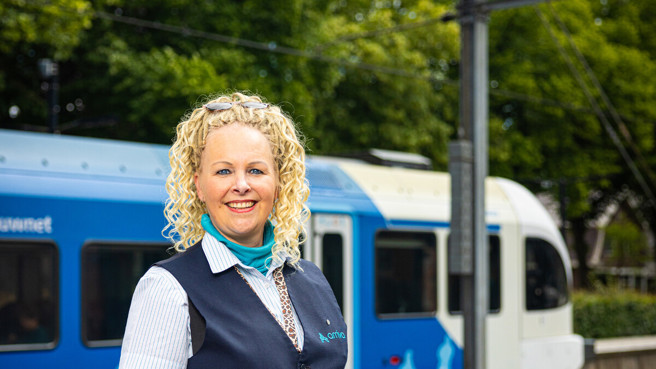 Een lachende Steward BOA-OV staat bij een trein van Arriva. Een lachende Steward BOA-OV staat bij een trein van Arriva.