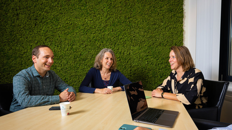 Vier medewerkers van Arriva zitten aan een bureau met elkaar te overleggen. Vier medewerkers van Arriva zitten aan een bureau met elkaar te overleggen.
