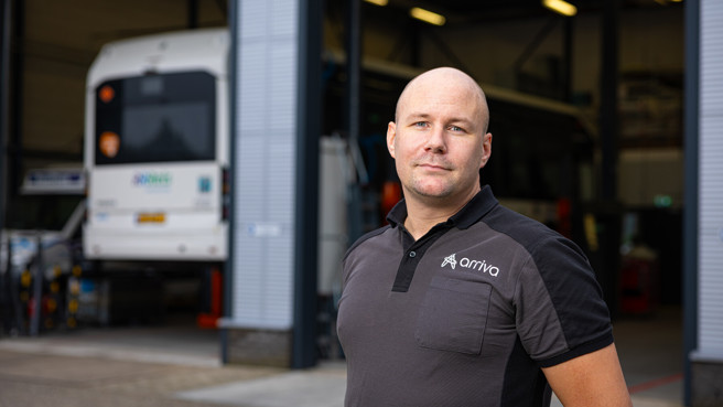 Werkvoorbereider/planner staat voor de werkplaats van Arriva Werkvoorbereider/planner staat voor de werkplaats van Arriva