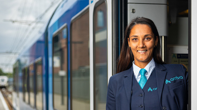 Steward Jamila staat in de deuropening van een trein van Arriva. Steward Jamila staat in de deuropening van een trein van Arriva.